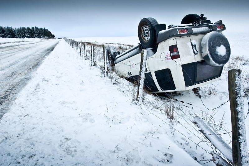 Auto w rowie po poślizgu zimą, pomoc drogowa w Koninie i okolicach przygotowuje lawetę do transportu